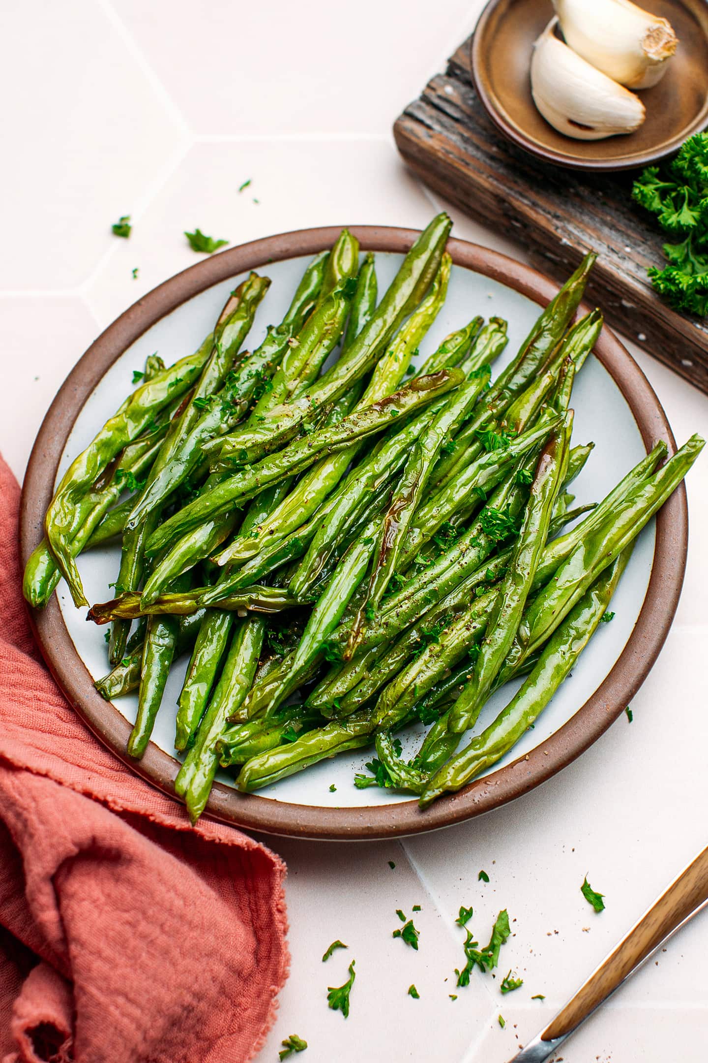 Green beans with parsley and pepper on a plate.