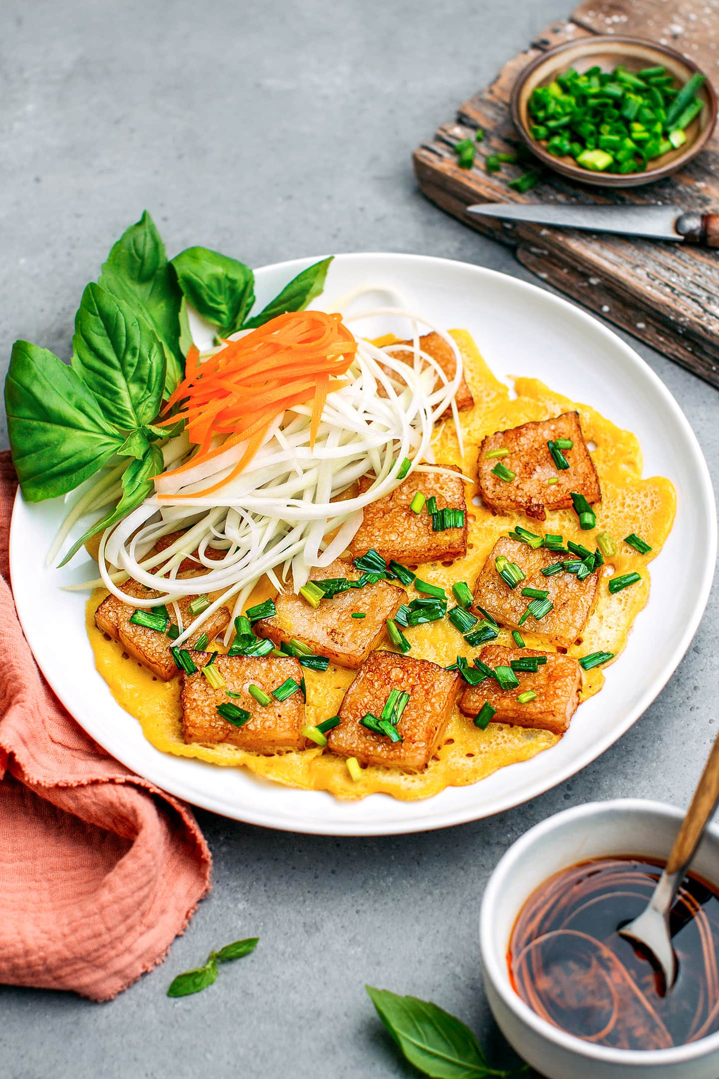 Vietnamese rice cakes with omelet and green onions.