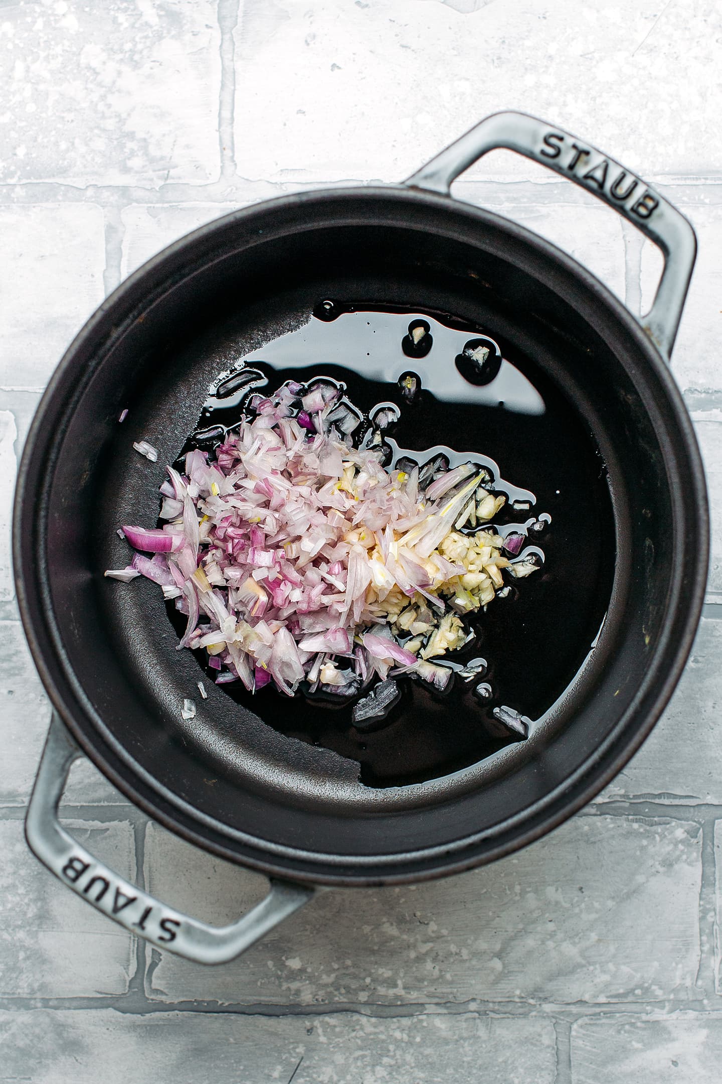 Garlic and shallots in a pot.