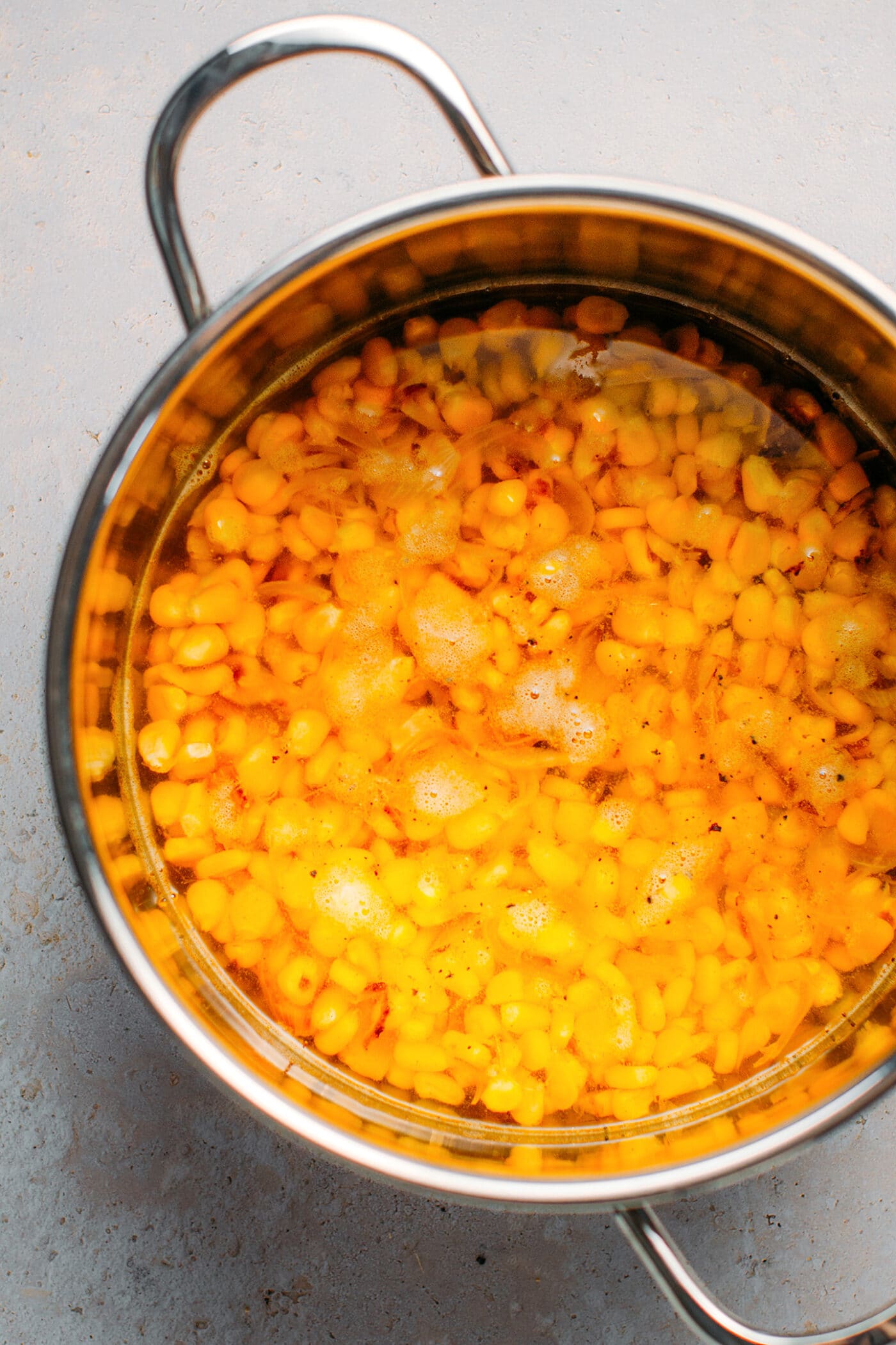 Cooking corn in a pot to make corn soup.