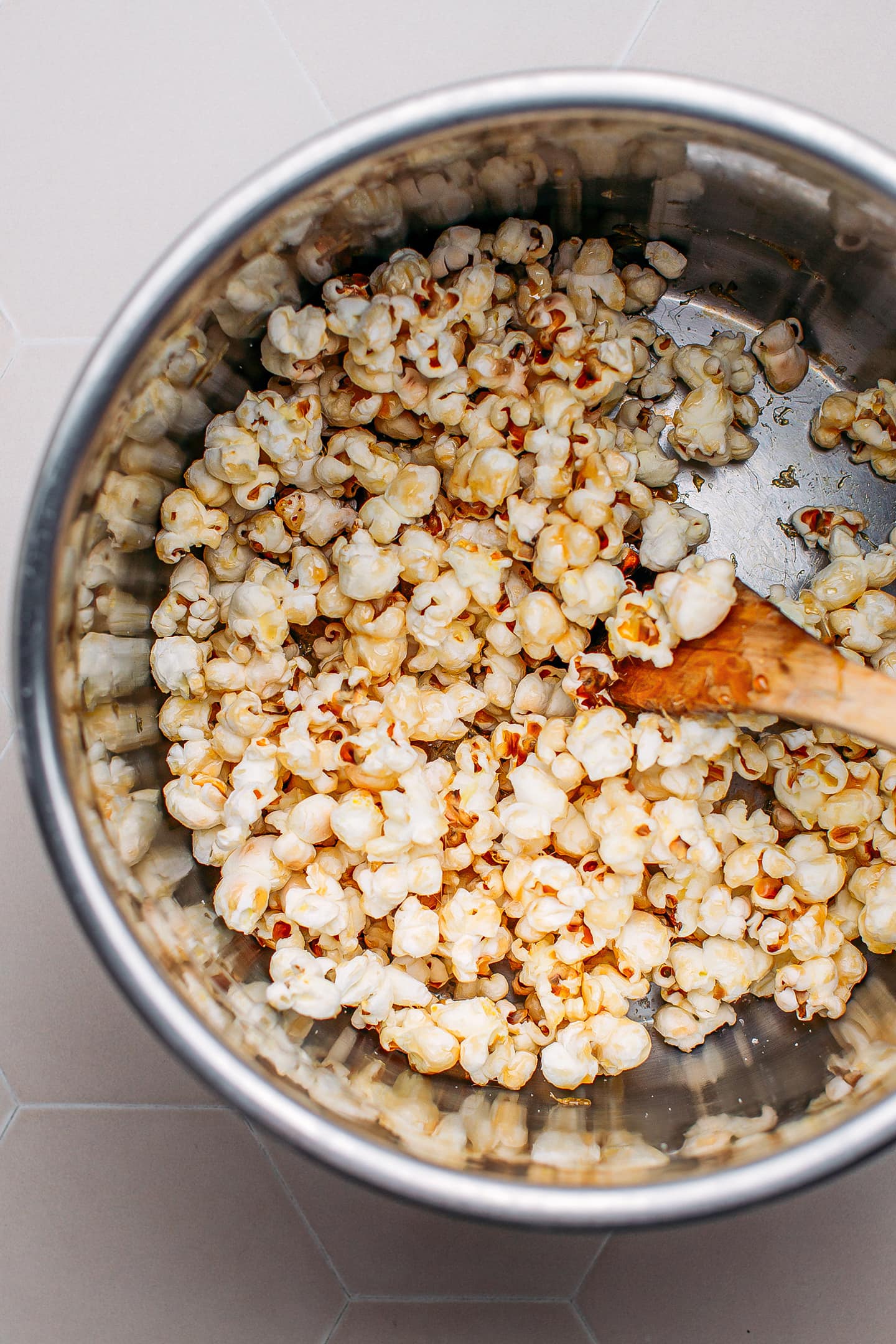 Popcorn coated with maple syrup in a pot.